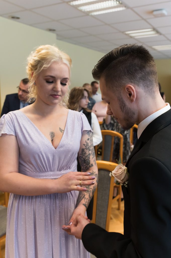 Ślub we Włocławku - zakłądanie obrączek