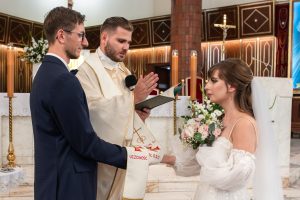 zdjęcia ślubne — ceremonia w kościele w Warszawie