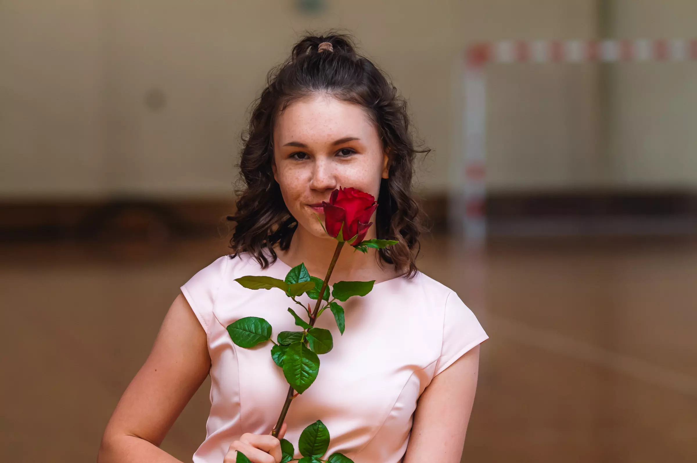 Bal ósmoklasistów - portret z różą