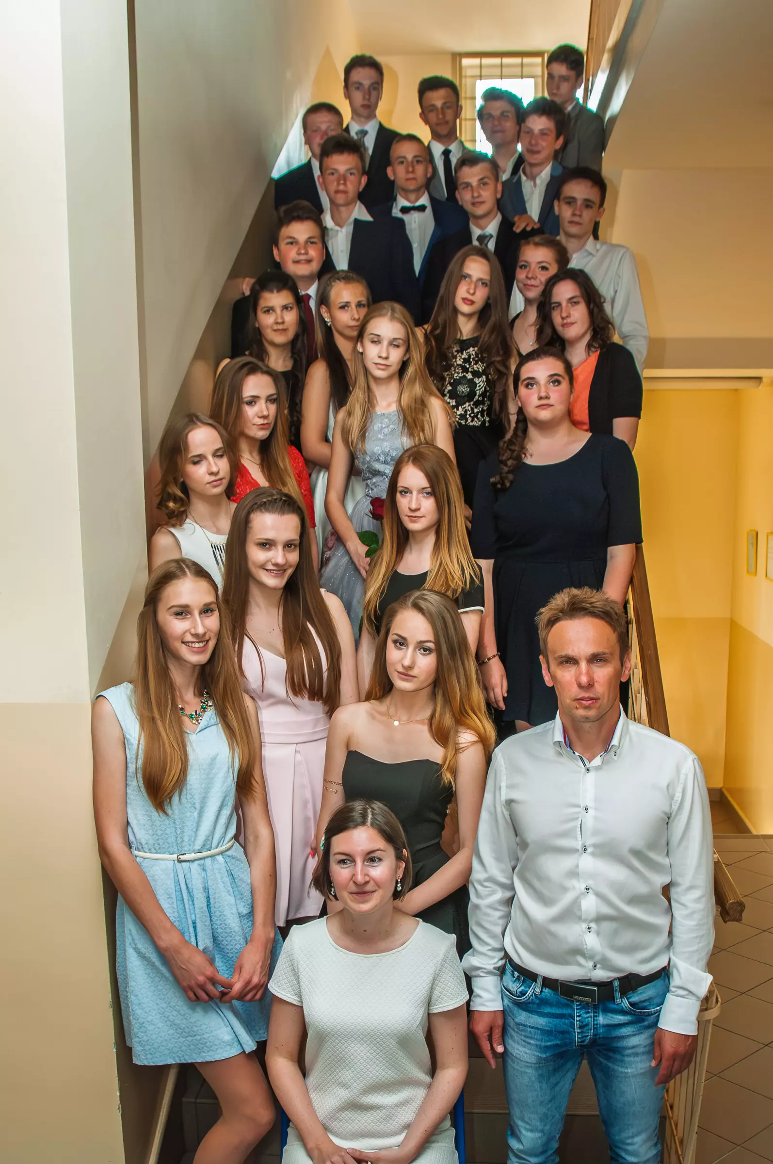 Fotoreportaż z balu ósmoklasistów - zdjęcie grupowe z anuczycielem