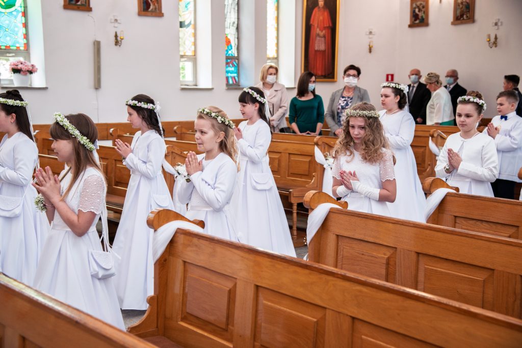 zdjęcia komunijne Warszawa - zdjęcie w kościele