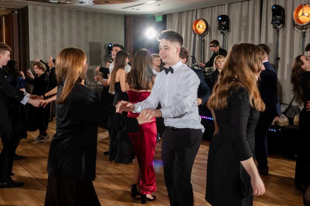 Fotografia ze studniówki w Warszawie - zabawa