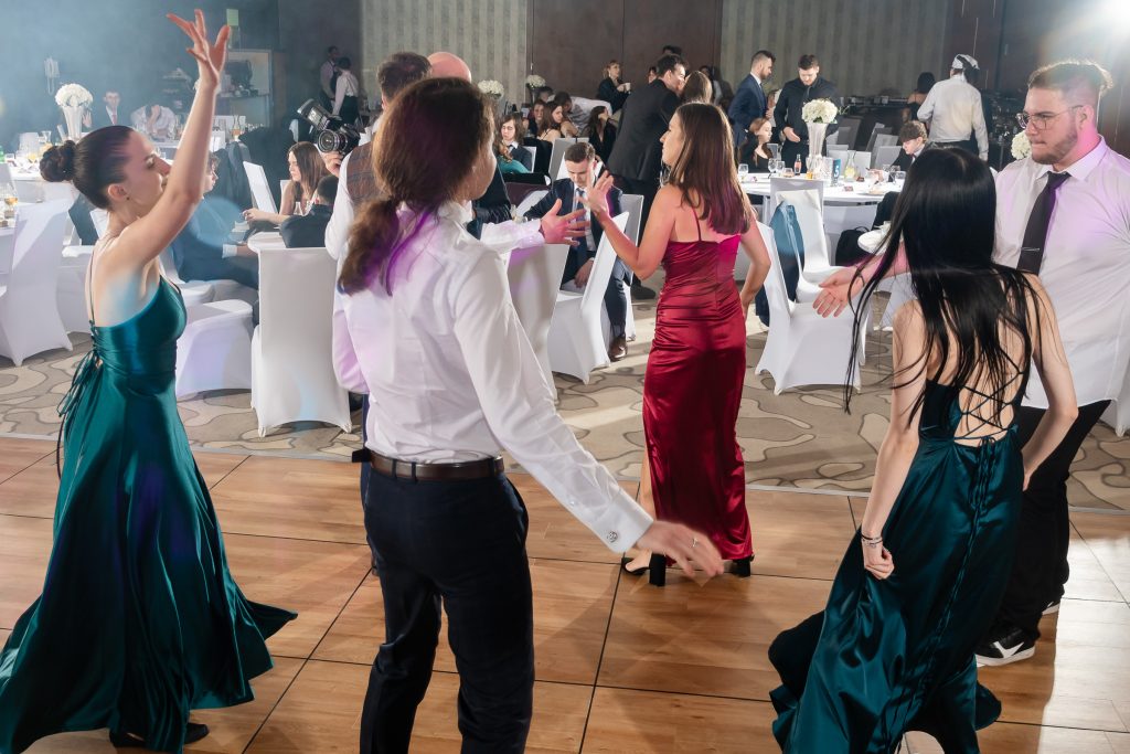 Taniec i radość – zdjęcia ze studniówki