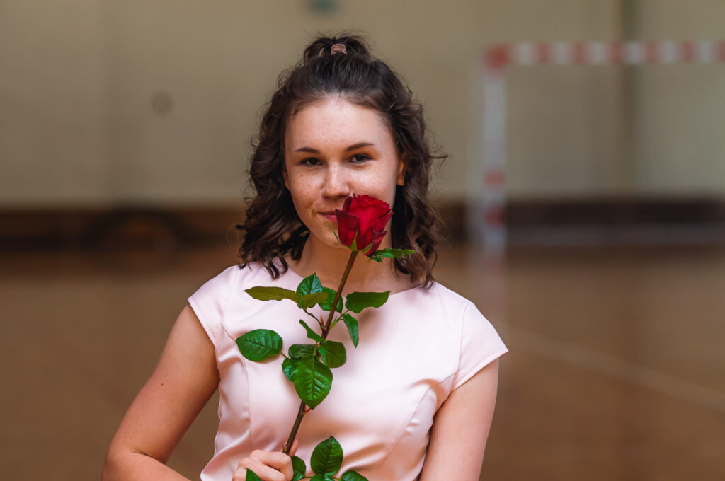 Bal ósmoklasistów - portret z różą