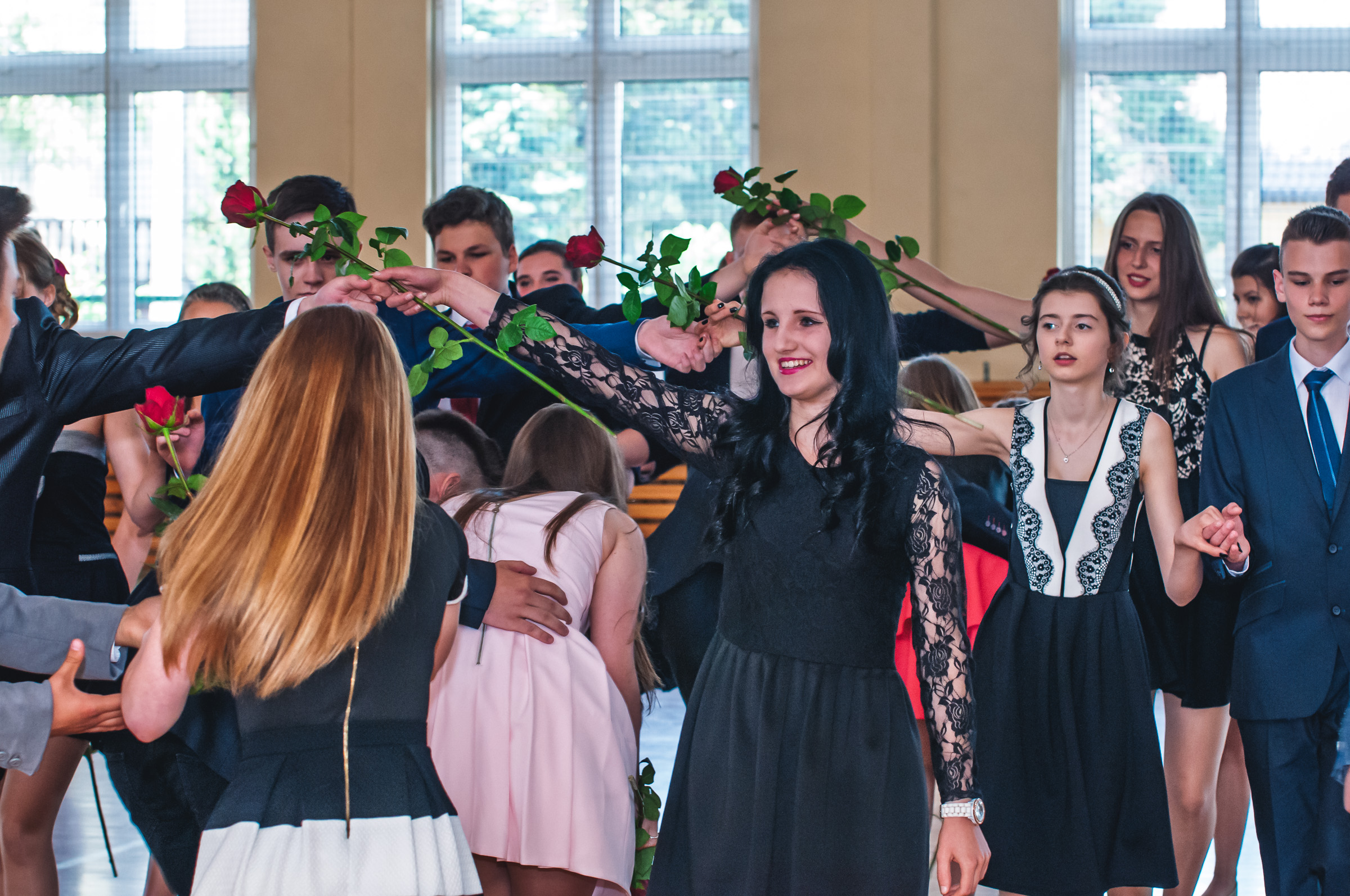 Reportaż z balu ósmoklasistów - figury w polonezie