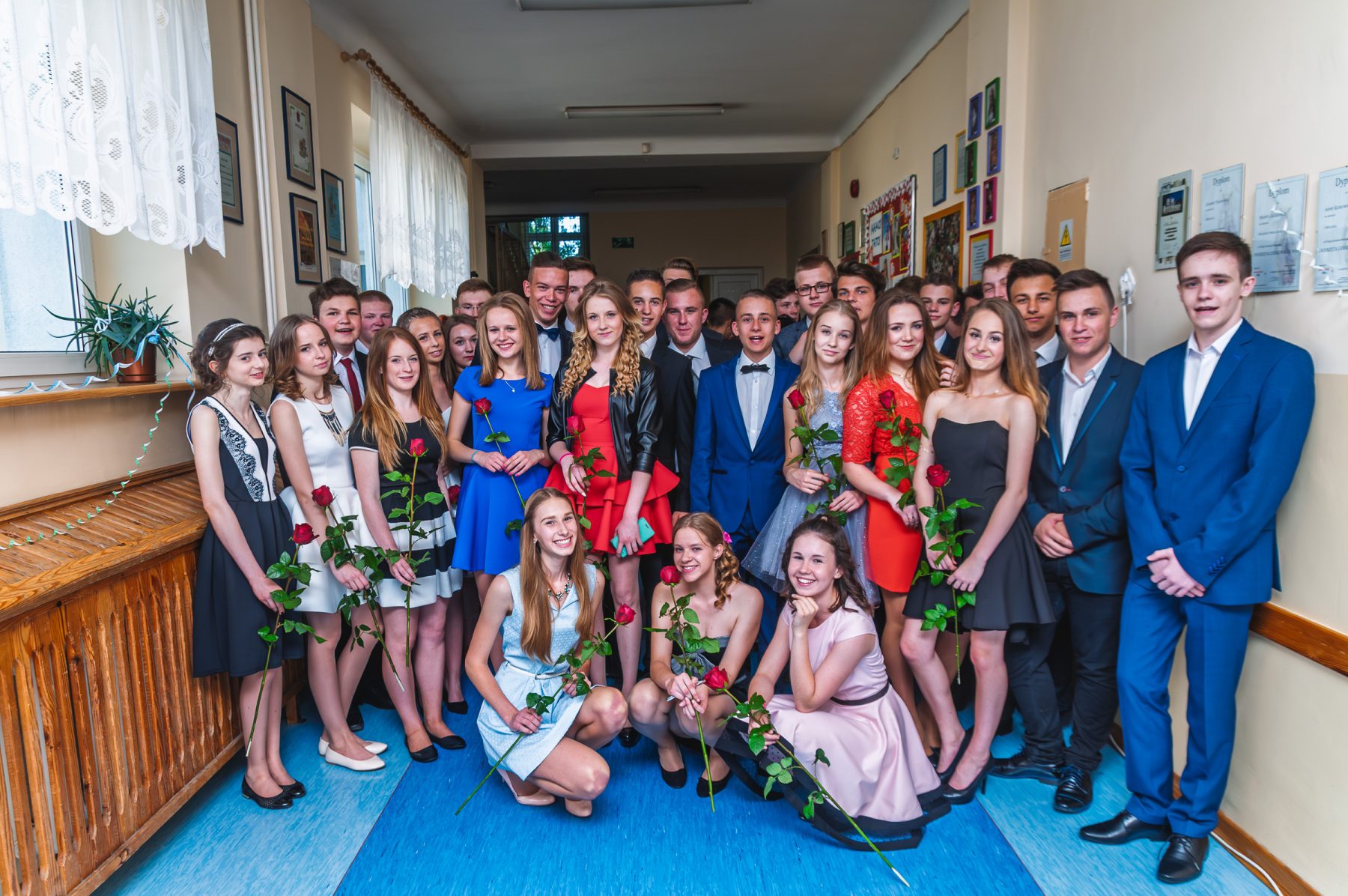 Fotoreportaż z balu ósmoklasistów - zdjęcie grupowe