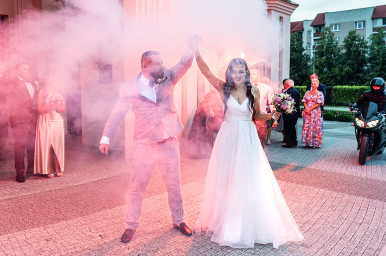 Szeroki kadr z ceremonii ślubnej pokazujący atmosferę i kontekst wydarzeń
