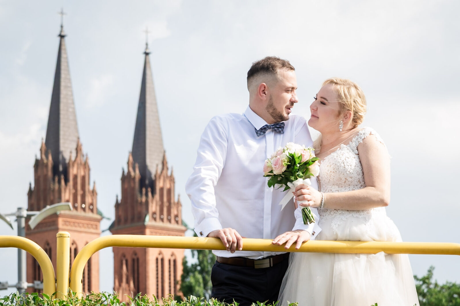 Fotografia ślubna Warszawa - para młoda podczas sesji