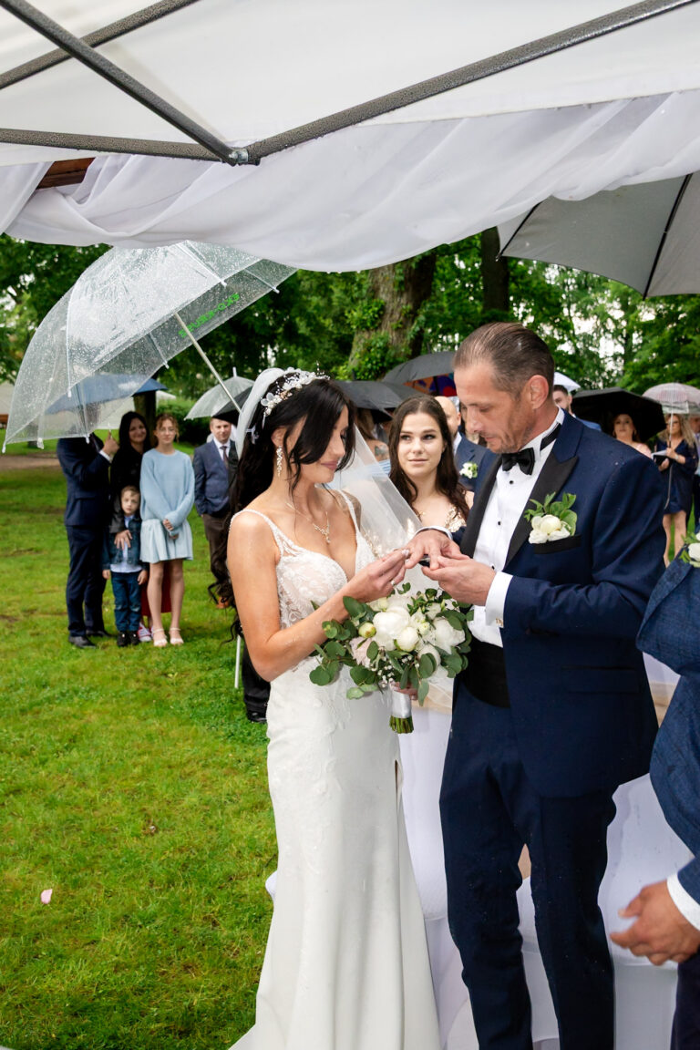 Naturalny, ponadczasowy moment między parą młodą – fotografia ślubna w stylu reportażowym