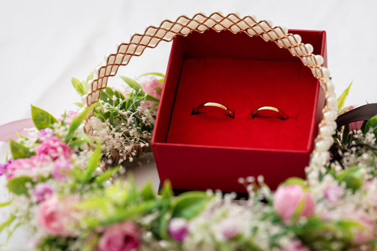 Detal ślubny uchwycony w ruchu – element budujący klimat reportażu