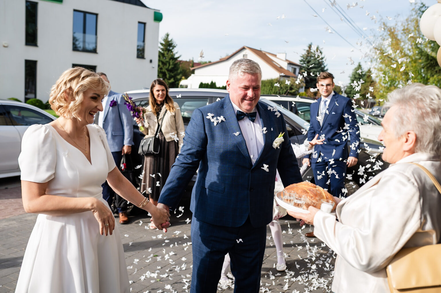 Wzruszający moment powitania pary młodej przez rodziców przed przyjęciem weselnym