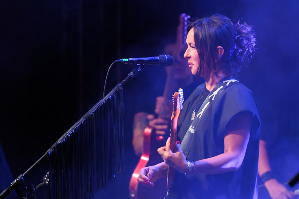 Artysta w świetle reflektorów – fotografia eventowa podczas wydarzenia rocznicowego