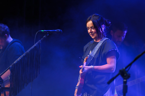 Światła sceniczne i klimat wieczornego koncertu – fotografia eventowa