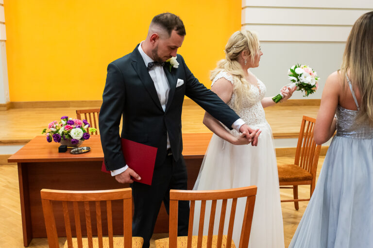 Para młoda w naturalnym, niepozowanym momencie – fotografia reportażowa