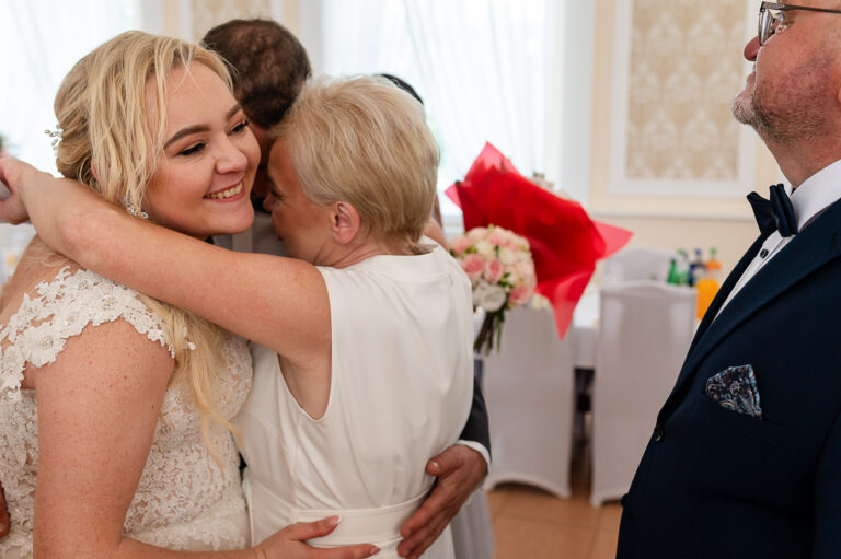 Wzruszenie podczas ceremonii ślubnej – prawdziwe emocje uchwycone w reportażu
