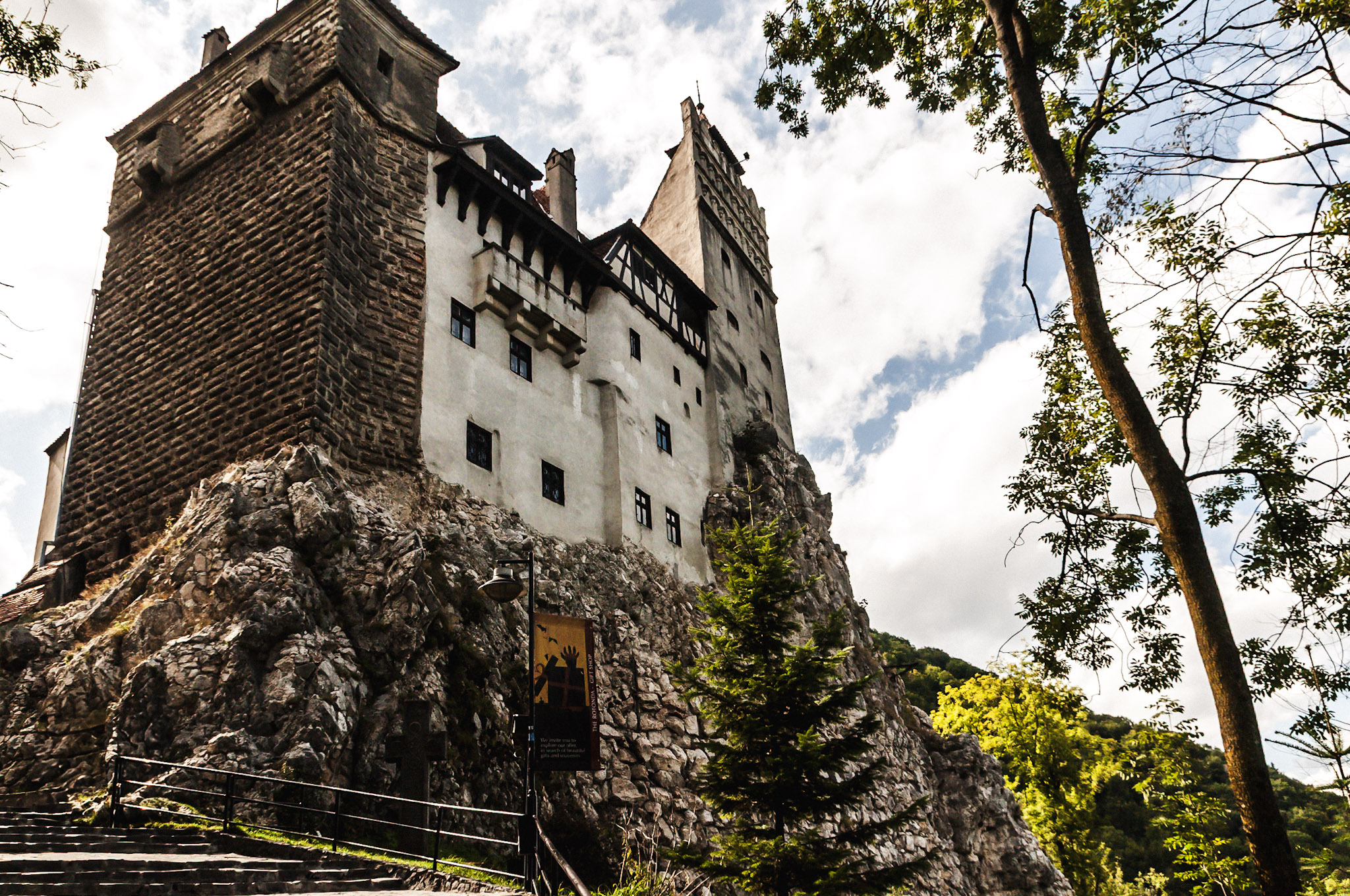 Bran Castle na skalnym wzgórzu – fotografia z wyprawy Moto Sandomierz