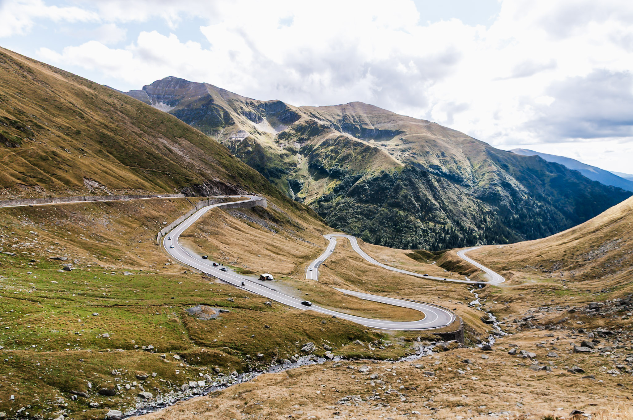 Panorama gór i serpentyn podczas wyprawy motocyklowej