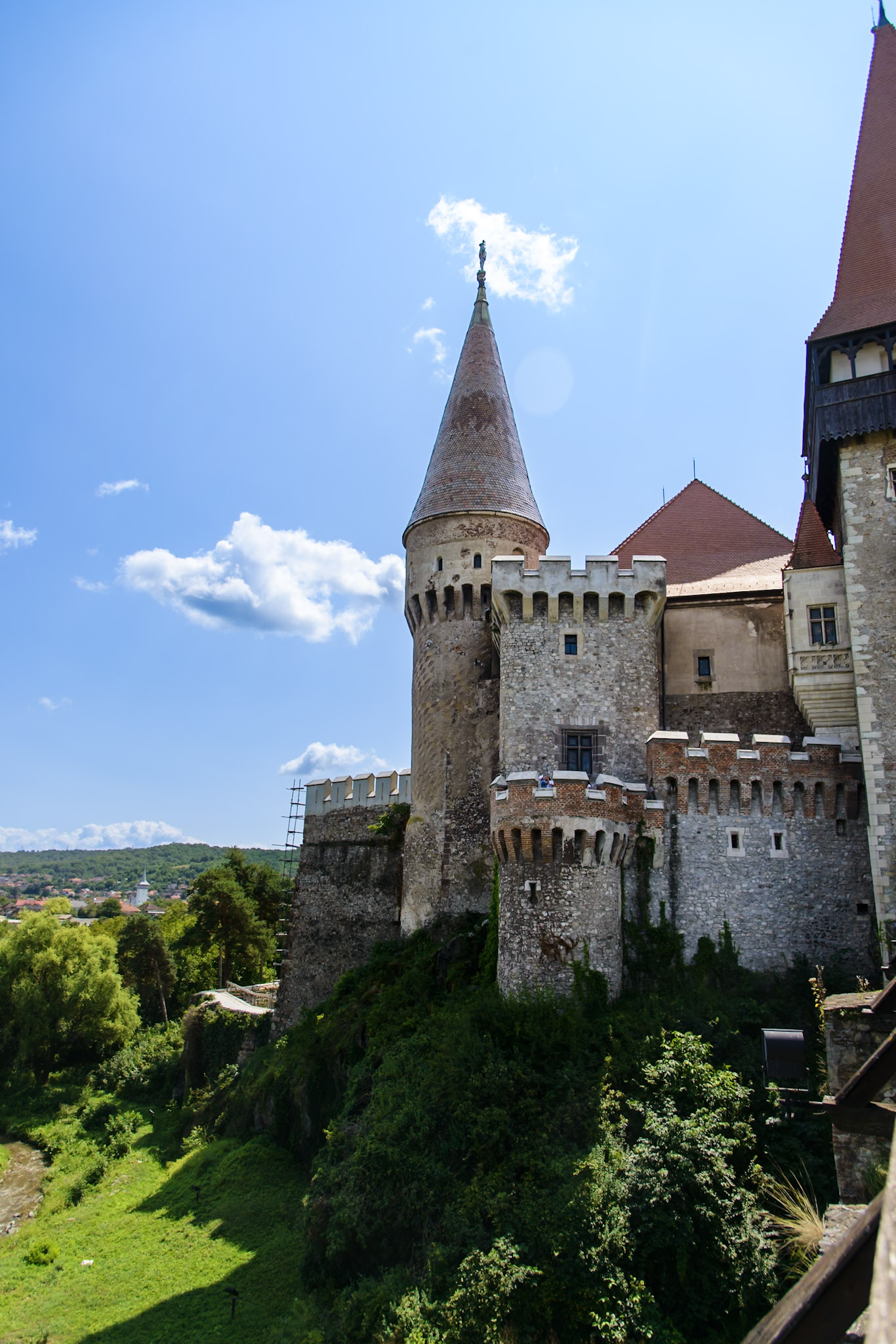 Widok na średniowieczną twierdzę w Rumunii z kamienną wieżą