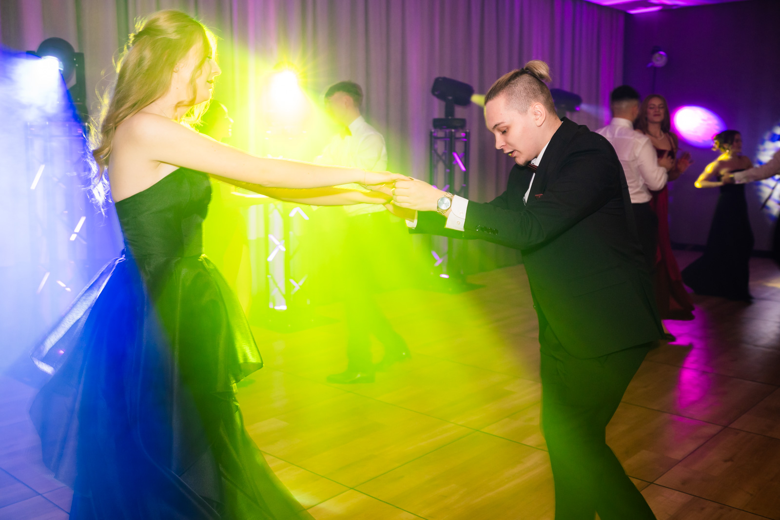 fotografia studniówkowa - tańczący uczniowie