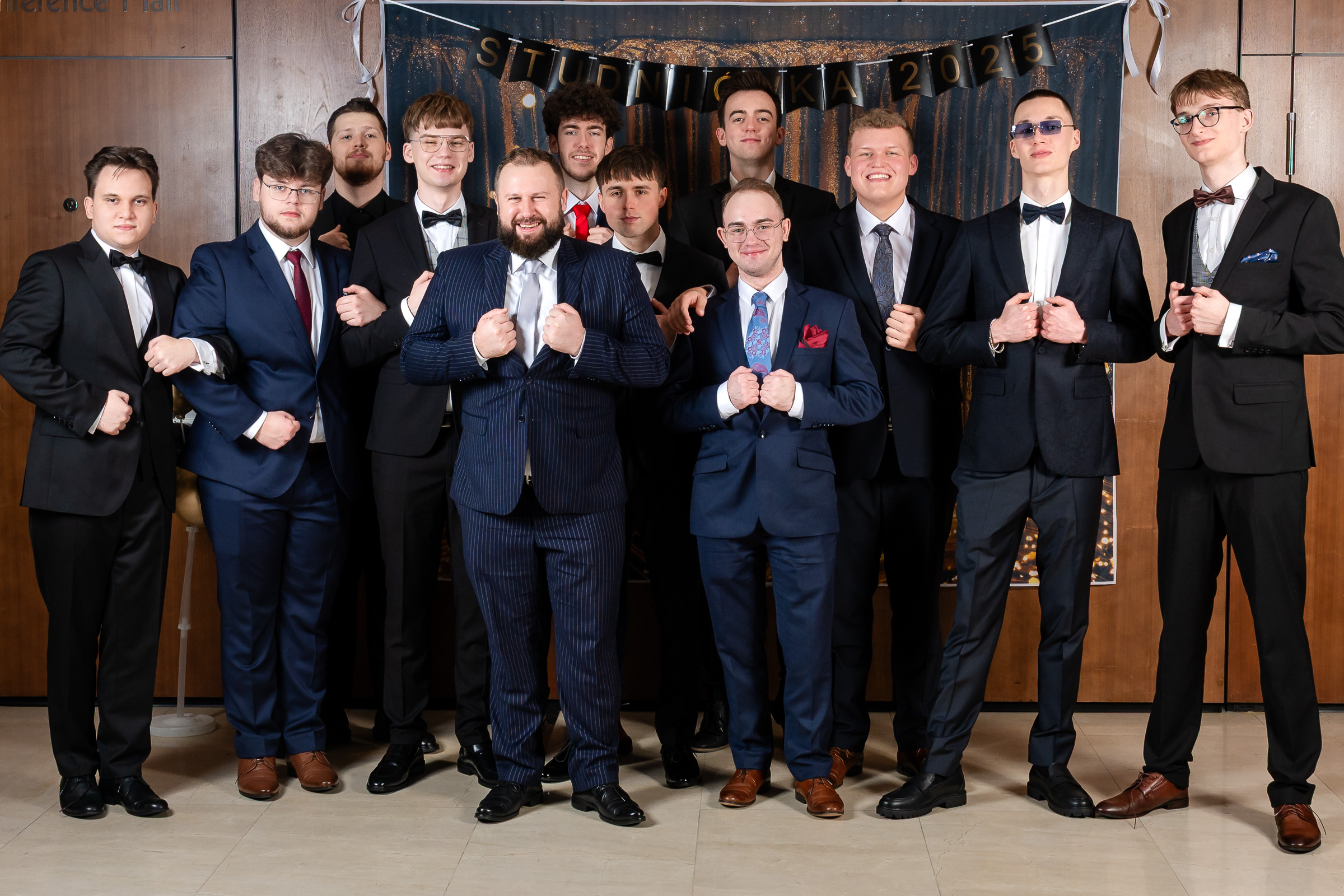 zdjęcia ze studniówki - klasa maturalna z nauczycielem