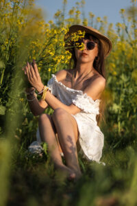 naturalna-sesja-w-rzepaku-warszawa-portret-wsrod-kwiatow