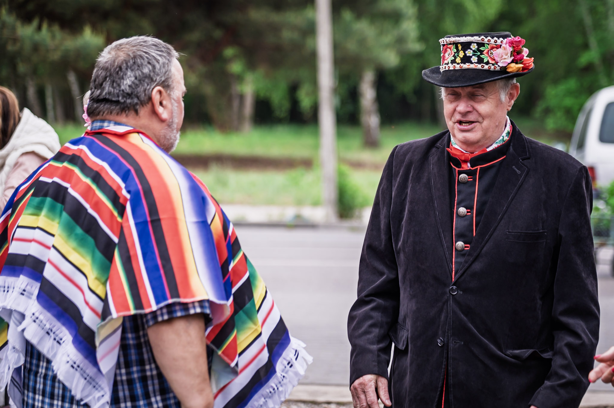 Uczestnicy wydarzenia w tradycyjnych strojach podczas spotkania w Szkółce Ogrodniczej Danika.
