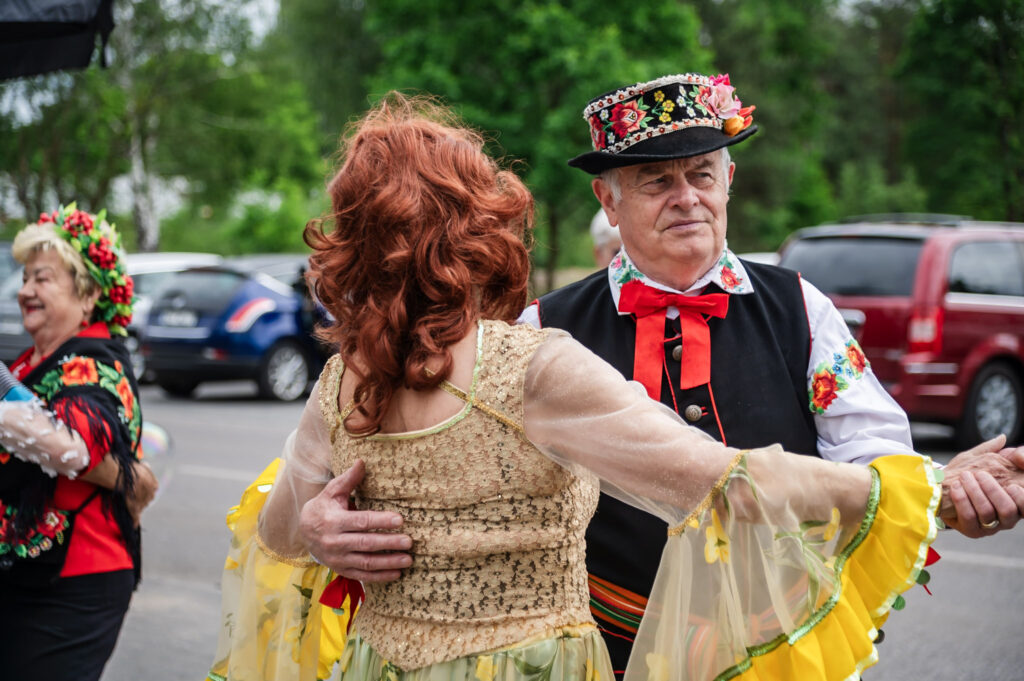 Para tańcząca w tradycyjnych strojach podczas wydarzenia w Szkółce Ogrodniczej Danika.
