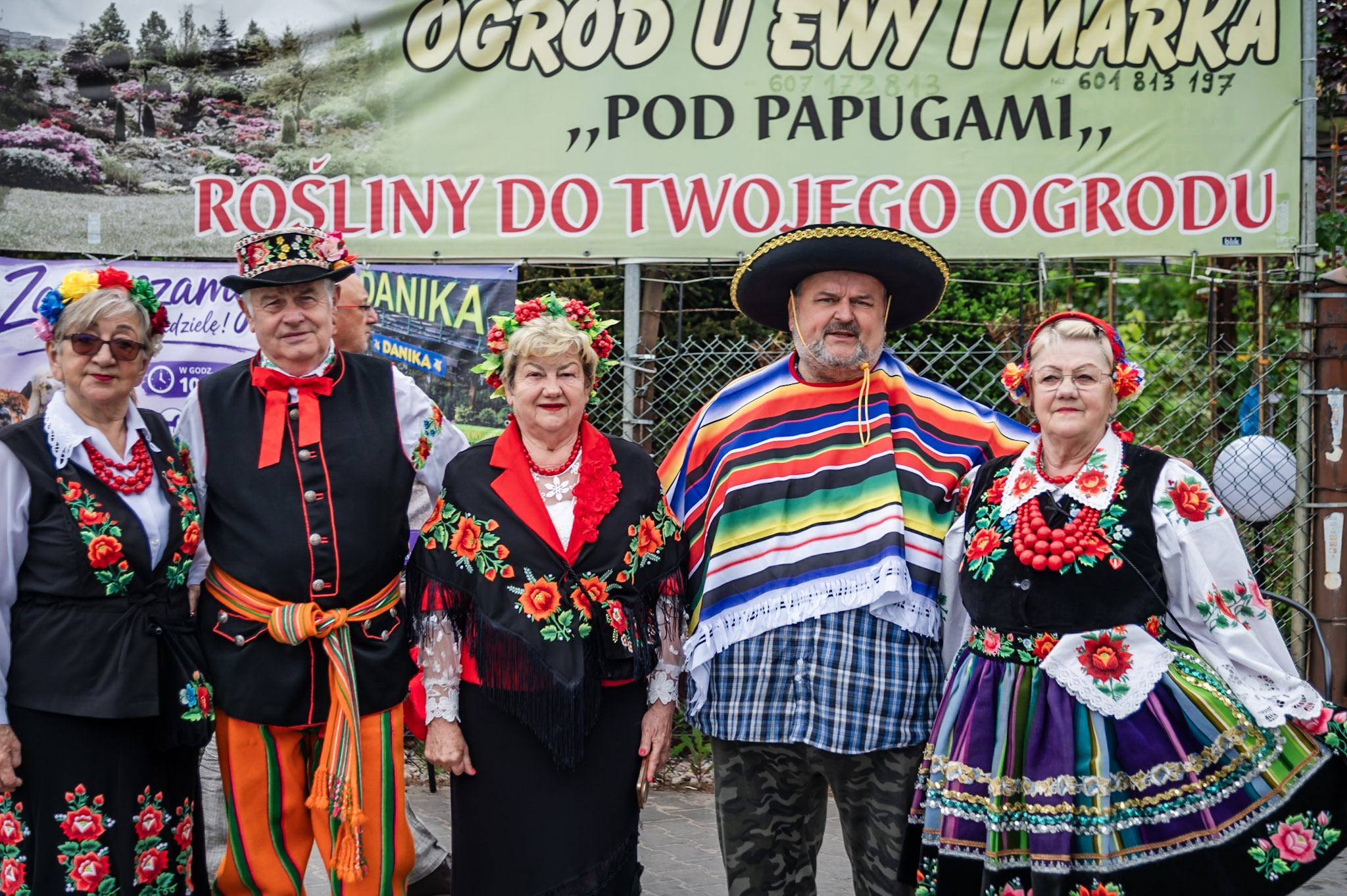 Grupa uczestników w strojach ludowych podczas wydarzenia w Szkółce Ogrodniczej Danika w Żyrardowie.