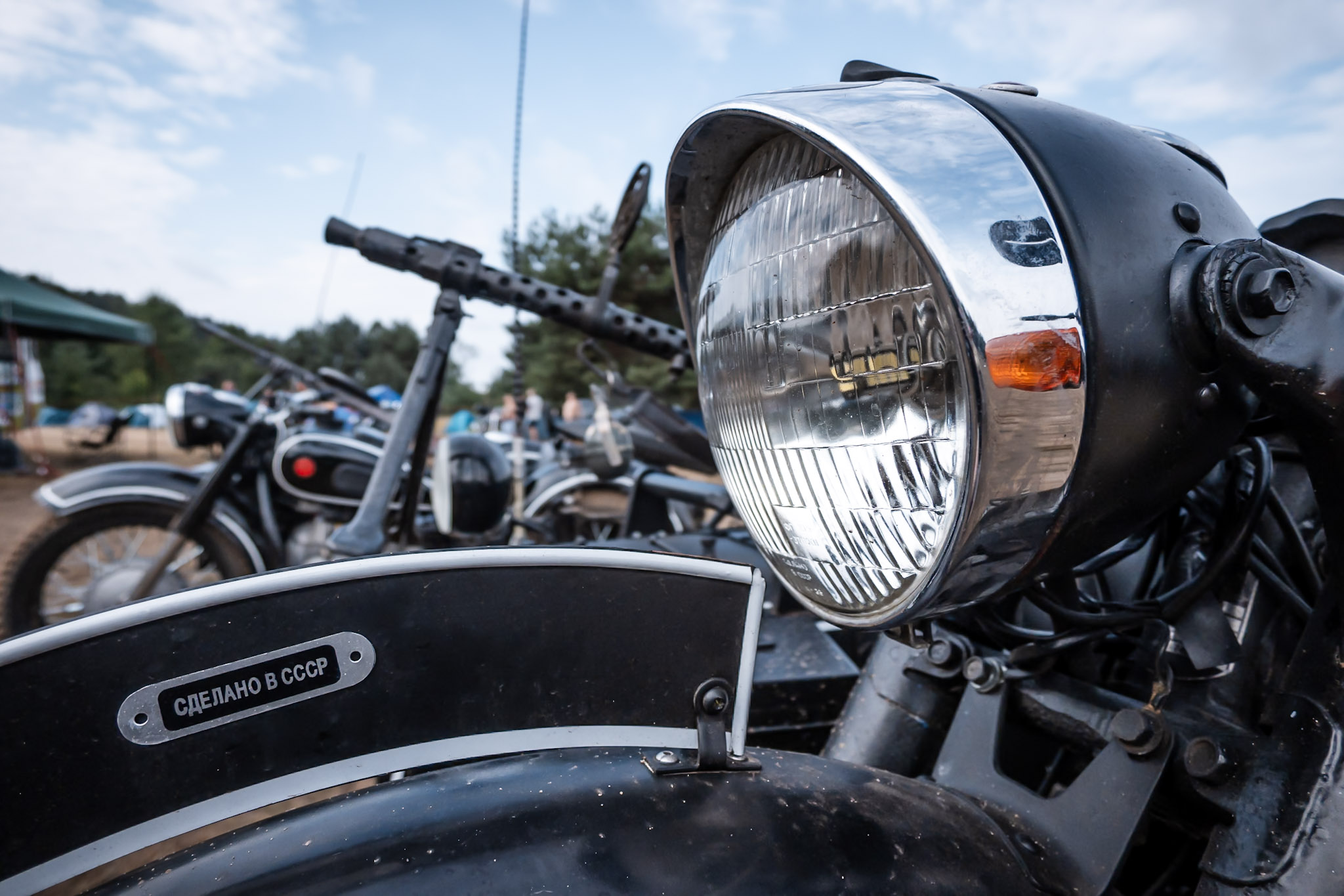 zlot motocyklowy Konopnica 2026 – klasyczny motocykl z historyczną tabliczką