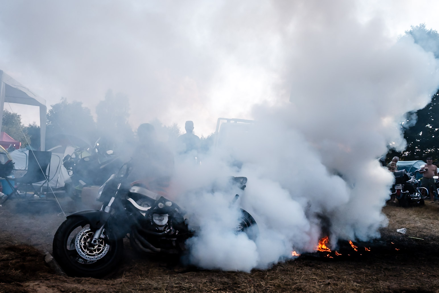 zlot motocyklowy Konopnica 2026 – burnout i palona guma