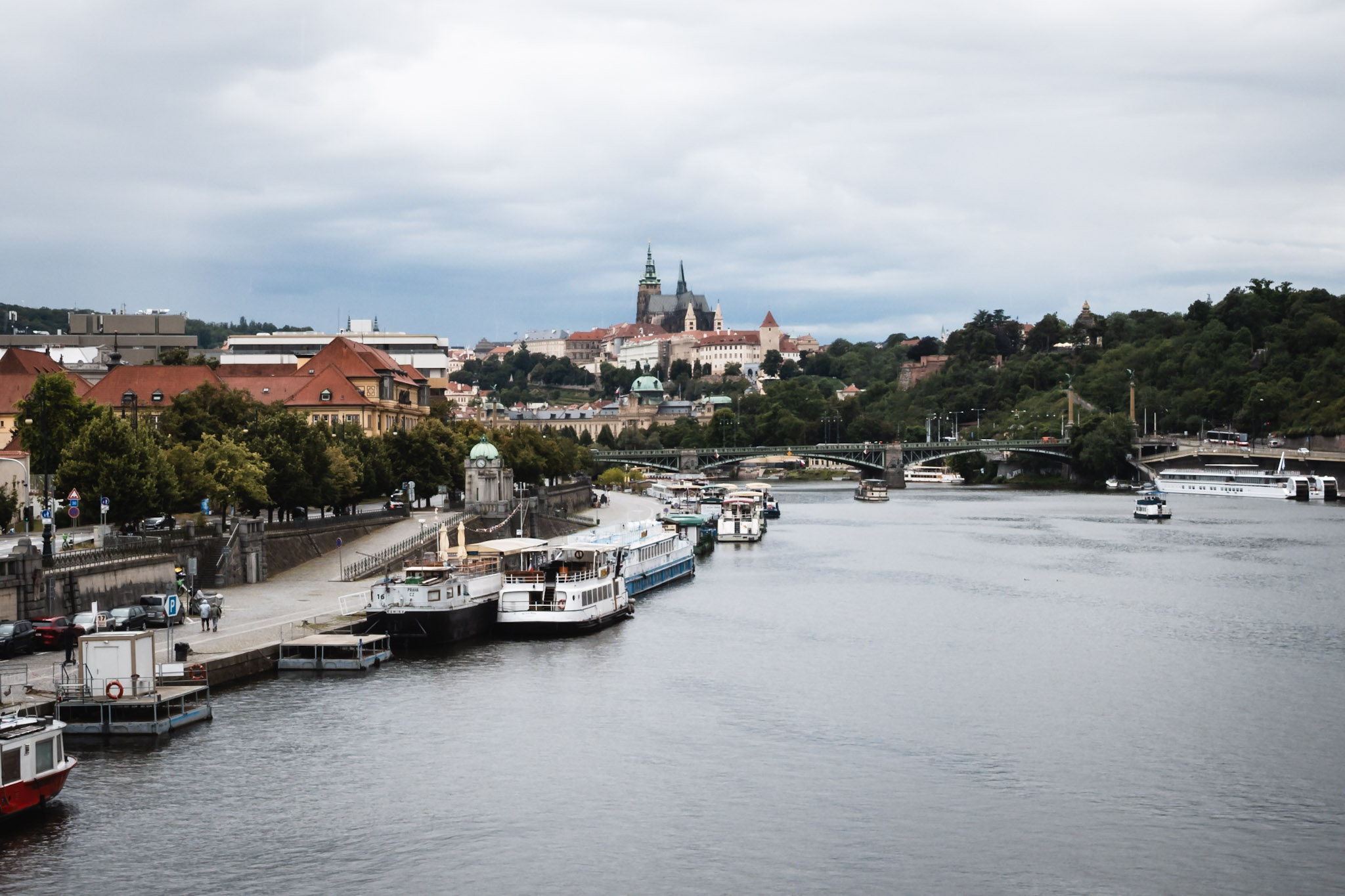 Panorama Pragi z Wełtawą, mostem i Zamkiem Praskim w tle, widok z Letnej